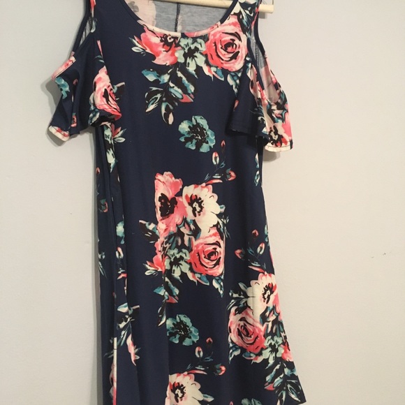 Flowy; floral peek-a-boo shoulder dress - Picture 2 of 7